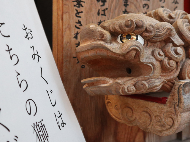 開運スポット浅草寺・カンカン地蔵尊手前のおみくじ